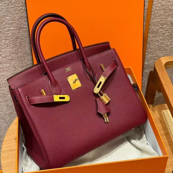 Classic Hermes Bag: A Stylish and Versatile Choice for Elegance - Picture 3 of 6